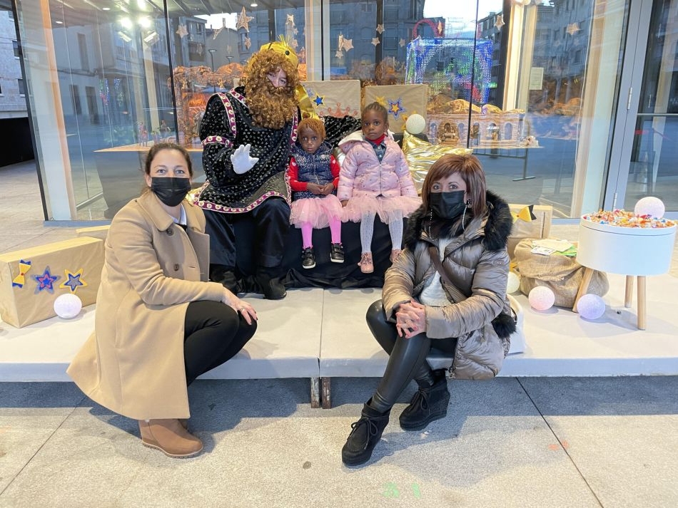 Los niños de Guijuelo entregan sus cartas al paje de los Reyes Magos